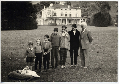 Chaplin_family_in_switzerland_-_copyrights_yves_debraine_medium