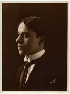 Chaplin_before_his_success_medium