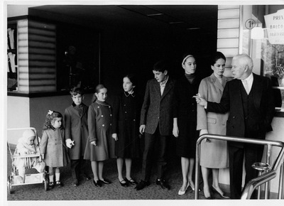 Chaplin_and_family_at_cinema_switzerland_medium
