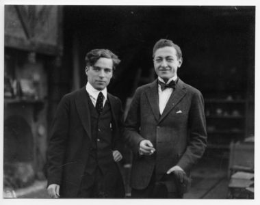 Chaplin_and_jascha_heifetz_medium