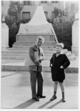 Chaplin_and_yehudi_menuhin_medium