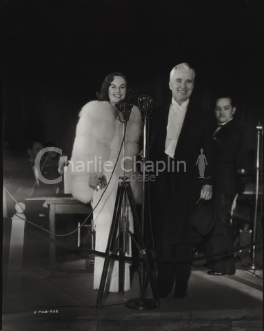 Paulette Goddard et Chaplin à la première hollywoodienne des Temps modernes