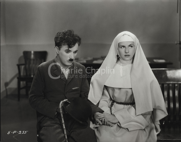 Chaplin avait envisagé une autre fin où le personnage de Paulette Goddard devient nonne