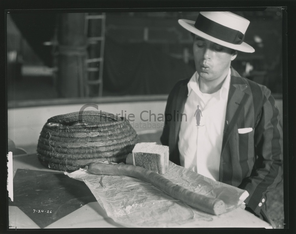 Chaplin avec un sandwich au serpent pendant le tournage du Cirque