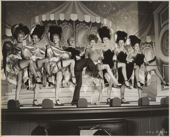 Chaplin et Martha Raye avec des danseuses sur le tournage de Monsieur Verdoux