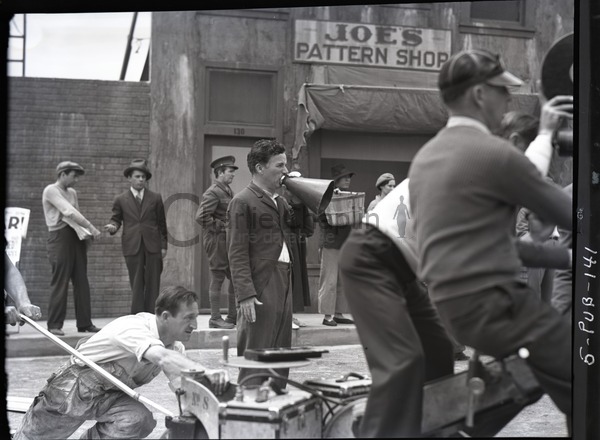 Chaplin dirigeant une scène des Temps modernes