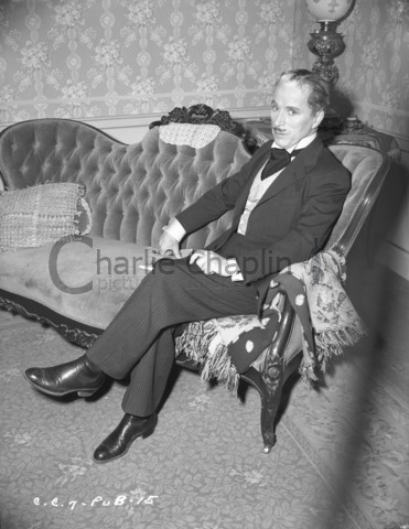 Charles Chaplin en costume pendant le tournage du film