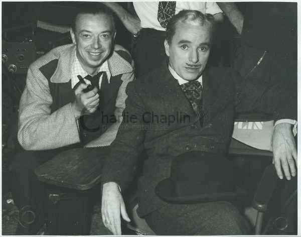 Robert Florey et Charles Chaplin pendant le tournage de Monsieur Verdoux