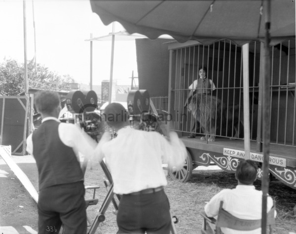 Chaplin à l'intérieur de la cage pour les scènes avec le lion