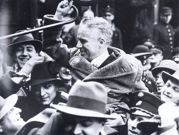 Chaplin surrounded by a crowd in Vienna during his world tour, 1931