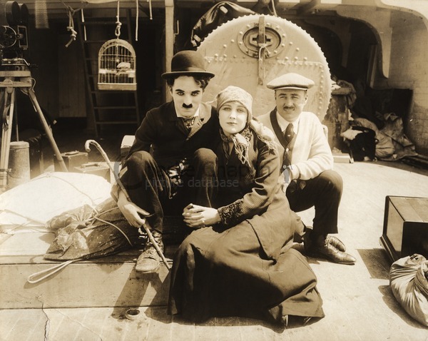 Charlie Chaplin, Edna Purviance et Sydney, le frère de Charlie, sur le tournage de L'Émigrant (1917)