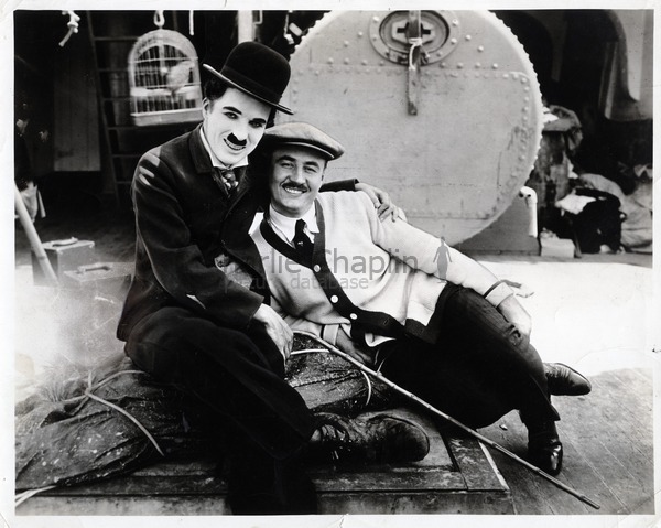Charlie et Sydney Chaplin pendant le tournage de "L'Émigrant" (1917)