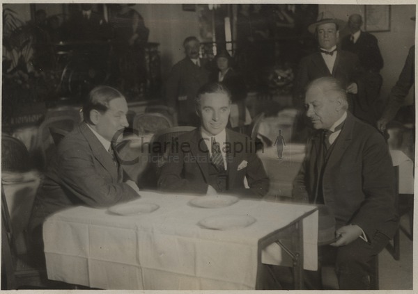 Chaplin (centre) accompagné du caricaturiste français  Cami (gauche) à l'Hôtel Claridge à Paris, 1921