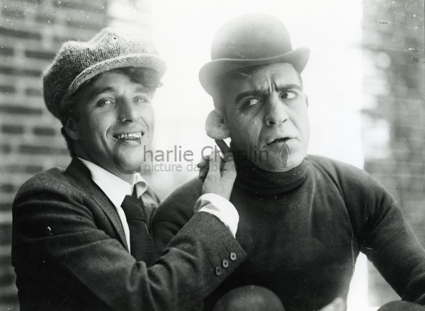 Chaplin et Chuck Reisner pendant le tournage du Kid