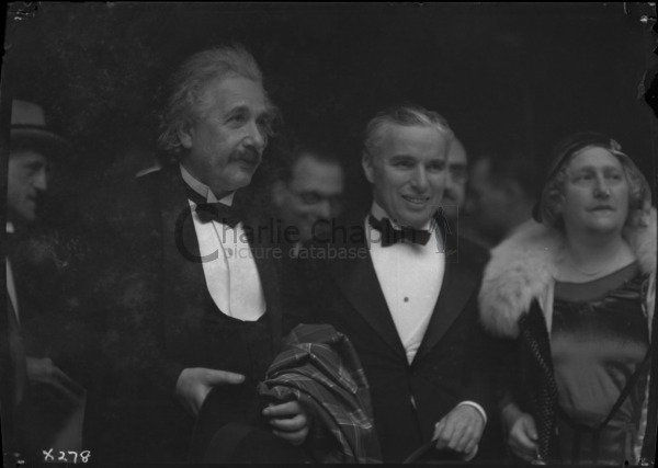 Chaplin avec Albert Einstein et la femme d'Einstein à la première des Lumières de la ville