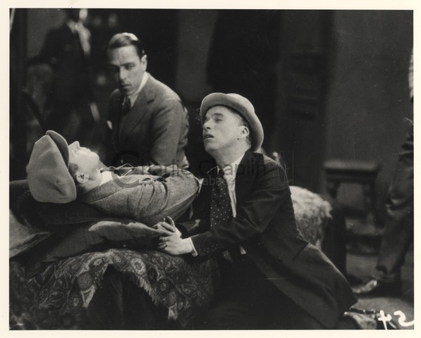Chaplin montre à Edna Purviance comment jouer une scène