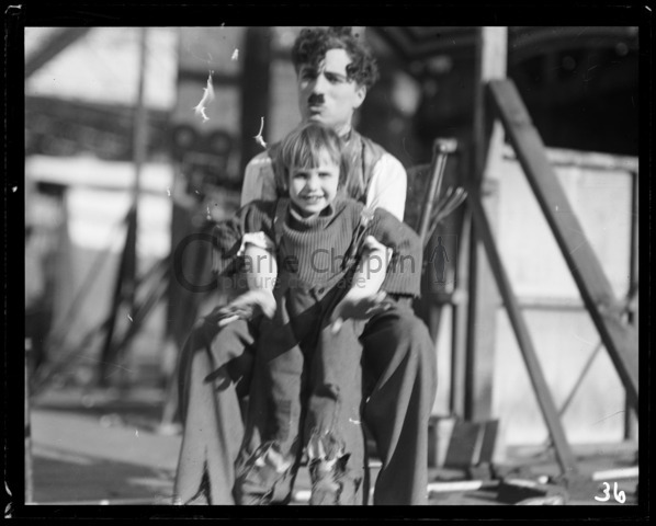 Chaplin et Jackie Coogan pendant le tournage du Kid