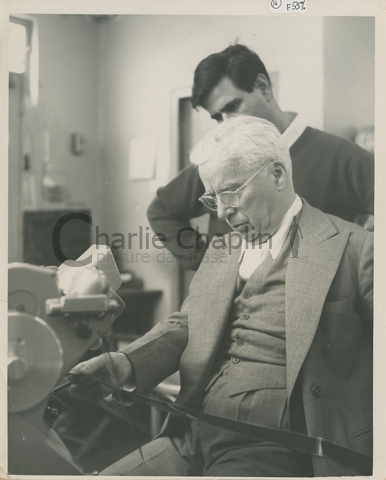 Chaplin et Jerry Epstein dans la salle de montage