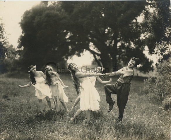 Chaplin et les nymphes des bois dans Une idylle aux Champs