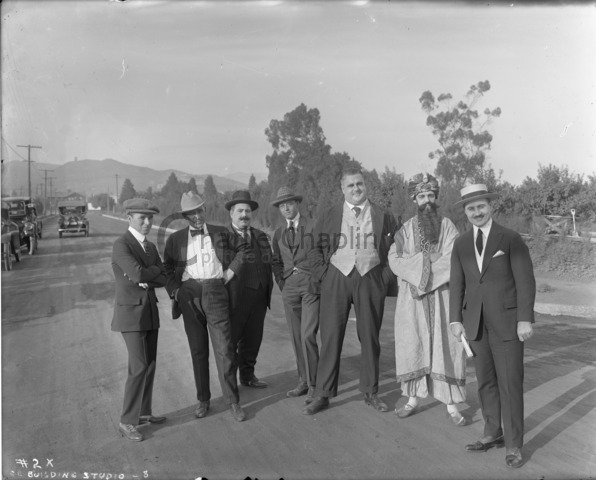 De gauche à droite : Charles Chaplin, John Jasper, Henry Bergman, Carlyle Robinson, Eric Campbell, Albert Austin (en costume pour How to Make Movies) et Sydney Chaplin pendant la construction des Studios Chaplin